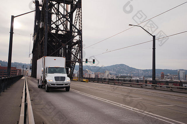 中产阶级的半卡车承载能力白色<strong>箱子</strong>，在穿过威<strong>拉</strong>米特河上的旧铁桁架升降桥的路上有一个摊位