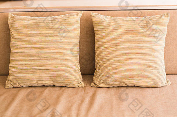 带枕头的舒适沙发。客厅内部和家居装饰概念