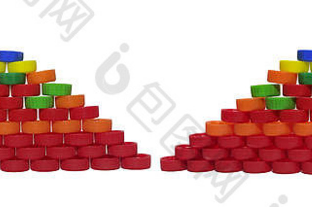 一对由彩色塑料盖制成的金字塔，用于饮料瓶
