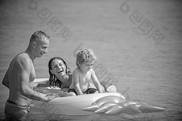 快乐家庭夫妇加勒比海菠萝充气空气床垫马尔代夫迈阿密海滩活动快乐父亲妈妈。儿子玩
