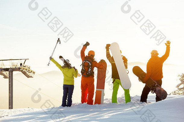 一群快乐的<strong>滑雪</strong>者和<strong>滑雪</strong>板爱好者玩得很开心