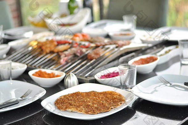 传统的塞浦路斯梅兹混合肉鸡烤肉串表格木炭烧烤表格烹饪吃时间