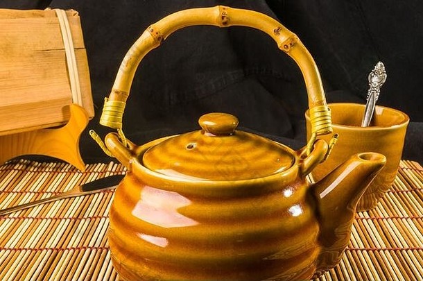 中国人按下普洱茶茶竹子叶包装茶配件竹子席特写镜头