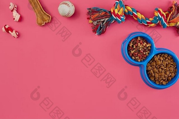 玩具多彩色绳子球干食物骨配件玩粉红色的背景前视图