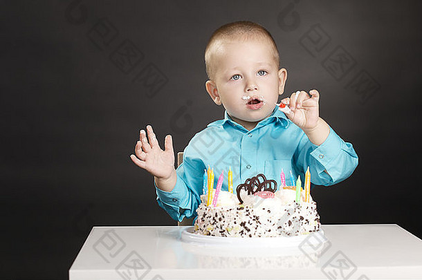 带生日蛋糕的小男孩