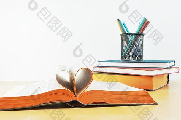 爱学校的理念是将书页做成心形，书籍和铅笔夹用彩色铅笔