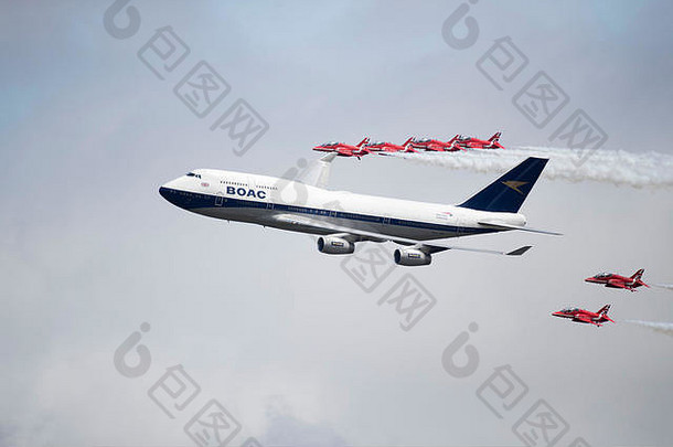 波音74-436在英国格洛斯特郡费尔福德2019里亚特航空展上用红色箭头飞行，纪念BOAC第一百周年
