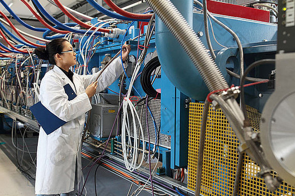 亚洲女人科学家工作实验室实验室外套控制机