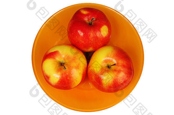 三个新鲜<strong>苹果</strong>放在盘子里，背景是白色的