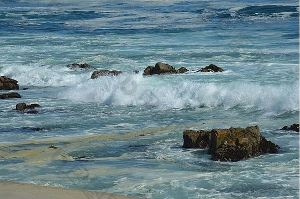 汹涌的海浪冲击着南加州海岸