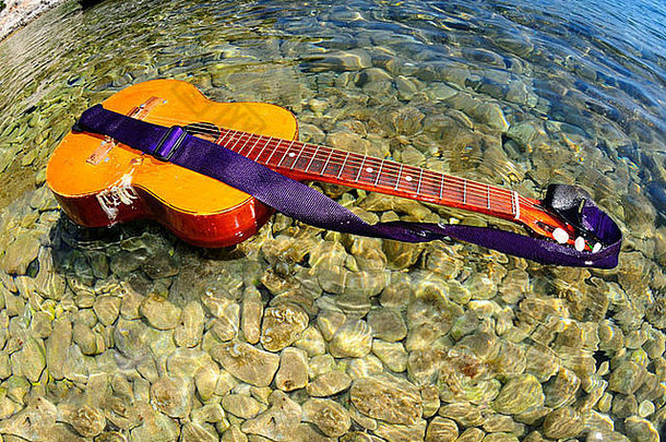 吉他浮动海horgota海滩凯法利尼亚岛希腊