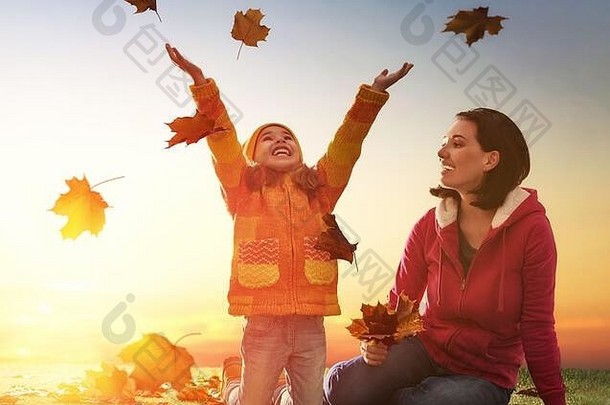 母亲和她的小女孩一起在大自然户外的秋日漫步中玩耍。快乐的爱的家庭有乐趣。