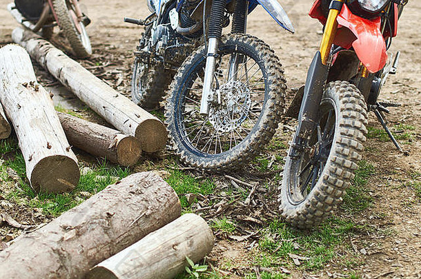 越野山地摩托车或参加摩托车<strong>大赛</strong>的自行车停放在肮脏的道路上