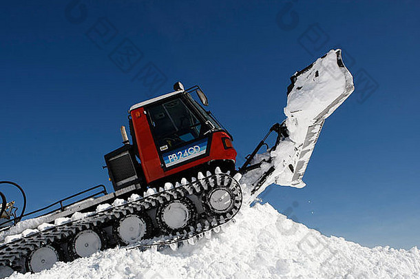 雪猫耕作雪构建滑雪板跳