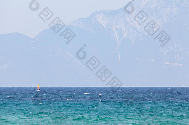 令人惊异的视图阿陀斯山锡索尼亚半岛航行船哈尔基季基上希腊