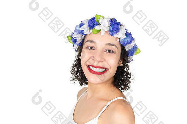 巴西人微笑着，很开心。黑人妇女在头发上戴着花圈。她为巴西的嘉年华会穿衣服。轻巧的概念