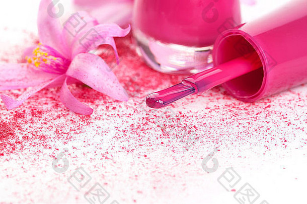 粉色指甲油贴近地面，粉底与粉色隔离，白色背景。粉红色的少女装