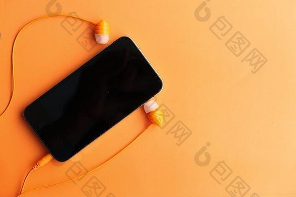 聪明的电话耳机橙色背景