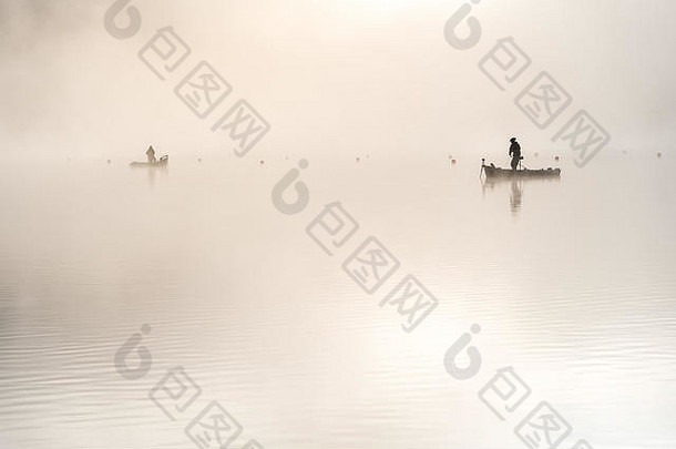 晨雾中的什吉湖上的渔船和渔民
