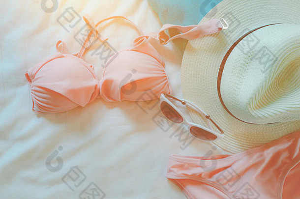 前视图比基尼泳衣太阳镜稻草他床上表女人的泳装海滩配件床上度假胜地粉红色的比基尼泳装集