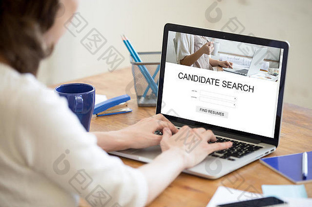 人力资源经理在线搜索新候选人，人力资源经理