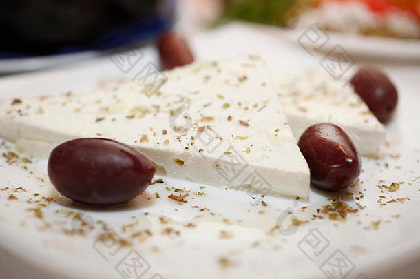 新鲜羊乳酪片配黑橄榄和牛至希腊沙拉