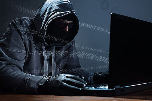 黑客从笔记本电脑上窃取数据