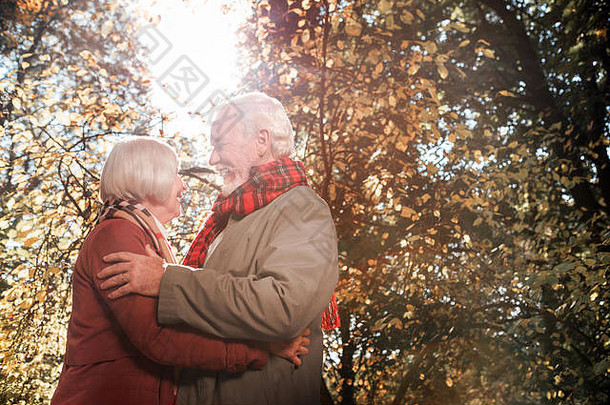 很高兴上了年纪的夫妇享受秋天一天
