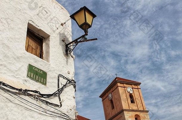 西班牙南部一个小村庄的狭窄街道