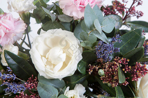 婚礼花束新娘玫瑰粉红色的康乃馨桉树木表格