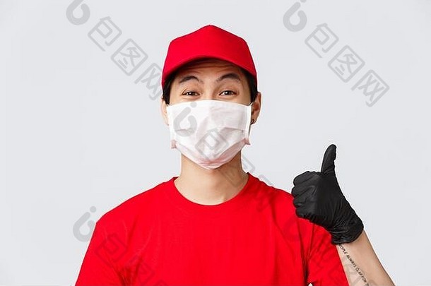 科维德self-quarantine在线购物交付概念快乐的亚洲快递<strong>医疗</strong>面具保护手套穿红色的统一的显示
