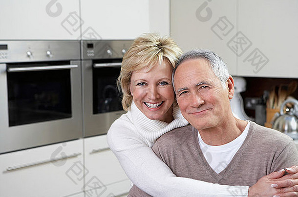 厨房里中年夫妇的画像