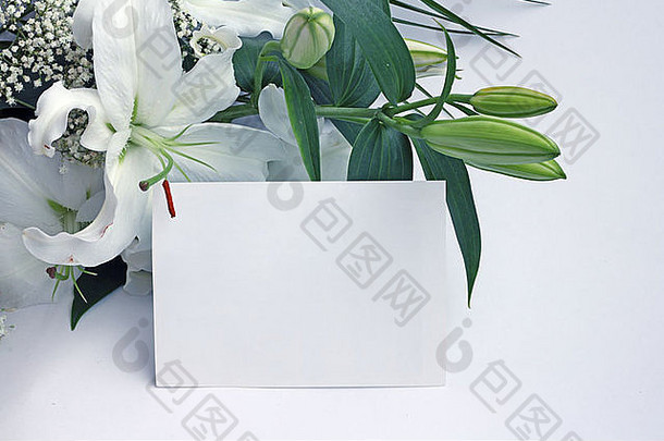 白色百合花和白色背景上的明信片