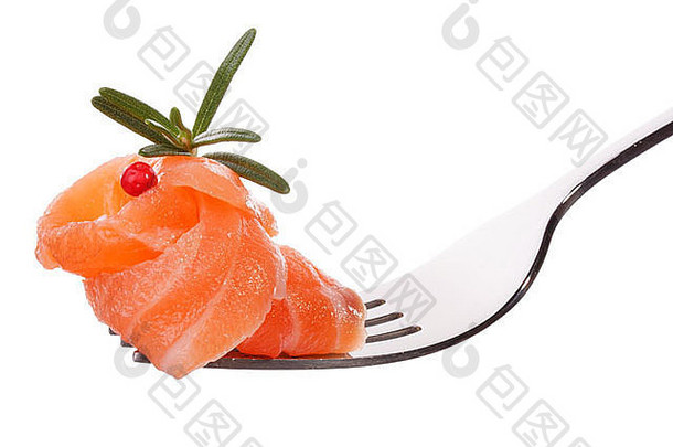 叉子上的鲑鱼片在白色背景切口上隔离