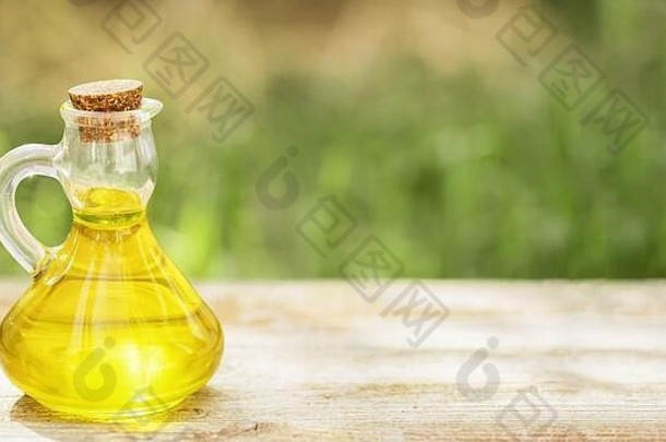 关闭玻璃碗完整的橄榄石油面包橄榄悠闲吃健康的脂肪