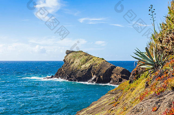 葡萄牙亚速尔群岛圣米格尔岛庞塔德尔加达市附近大西洋海岸的景色