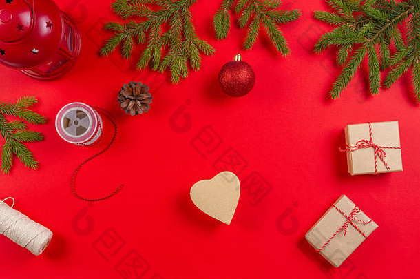 <strong>圣诞</strong>节礼物包装冷杉树分支机构松视锥细胞现在礼物盒子红色的背景