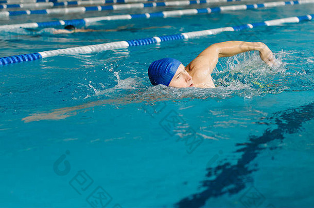 年轻的运动员游泳专业池