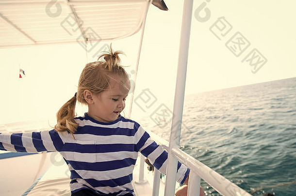 旅行目的地巡航旅行冒险发现旅游热男孩水手衬衫帆蓝色的海夏天假期概念孩子金发碧眼的头发游艇阳光明媚的一天