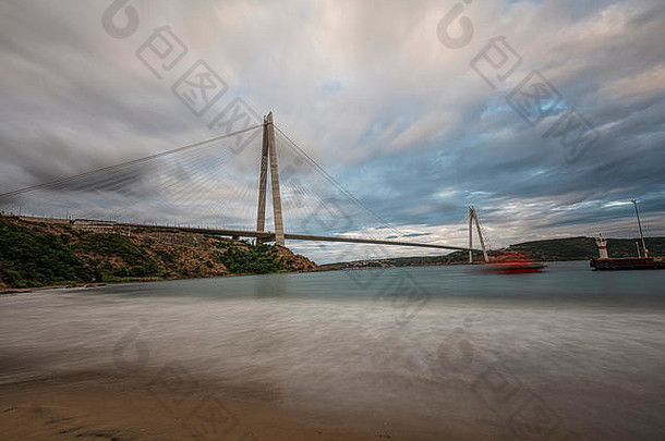 用钕滤光片长时间曝光。<strong>第三</strong>桥或雅武兹苏丹塞利姆桥。土耳其伊斯坦布尔。