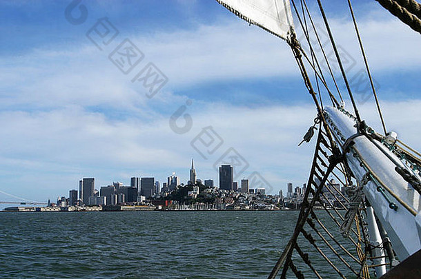 旧金山天际线从旧金山旧金山湾上的高船船首望去