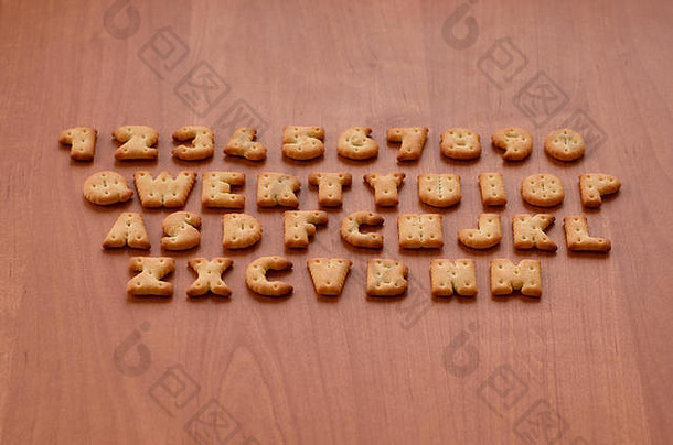 信咸饼干躺木棕色（的）表面订单类似的布局按钮电脑键盘有趣的模仿