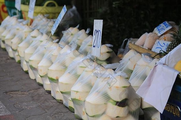 椰子，清迈水果市场的零售店。蒙麦市场是当地最大的水果市场之一