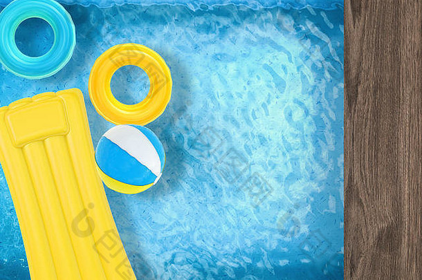 游泳池顶上漂浮着充气玩具的夏日乐趣