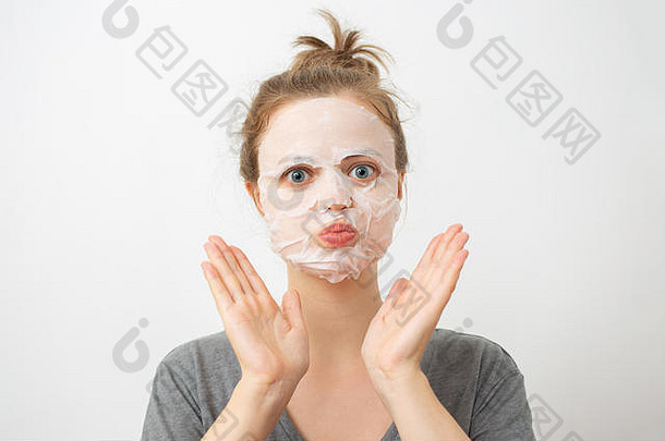 年轻的白种女人脸上带着皱纹的白色面罩