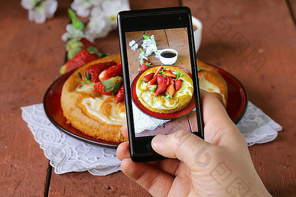 智能手机拍摄食物照片香草蛋糕草莓