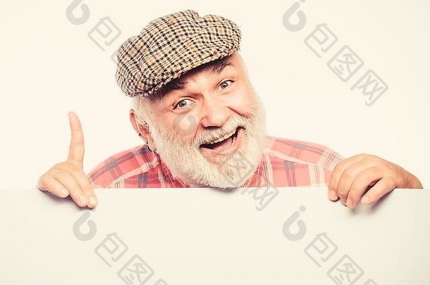 伟大的奥迪亚。大胡子老人在横幅上张贴公告。戴复古帽子的快乐成熟男人。广告找工作。我需要帮助。受通缉的空间信息。广告店。