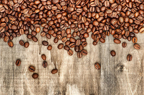 棕色咖啡豆，以质朴的木质为背景