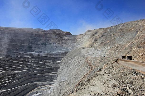 Chuquicamata是世界上最大的露天铜矿，其卡车在智利卡拉马附近作业