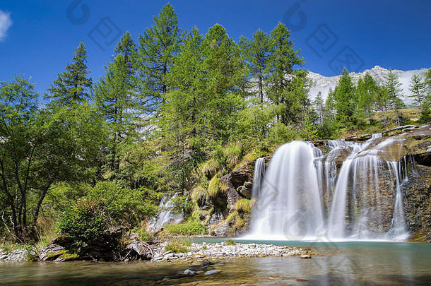 德维罗河瀑布位于意大利皮埃蒙特安提戈里奥山谷阿尔卑斯德维罗的德维罗艾庞蒂。